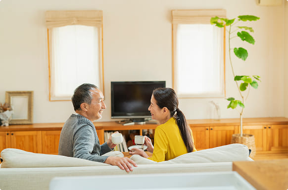 リビングで過ごす家族