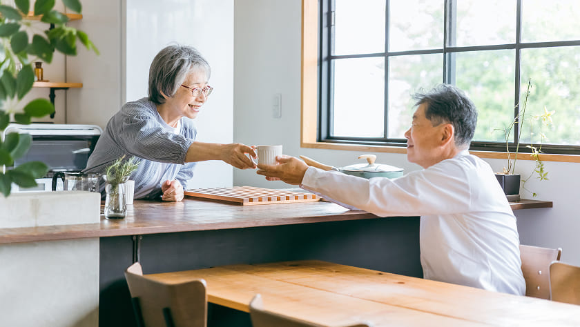 ダイニングでくつろぐご夫婦