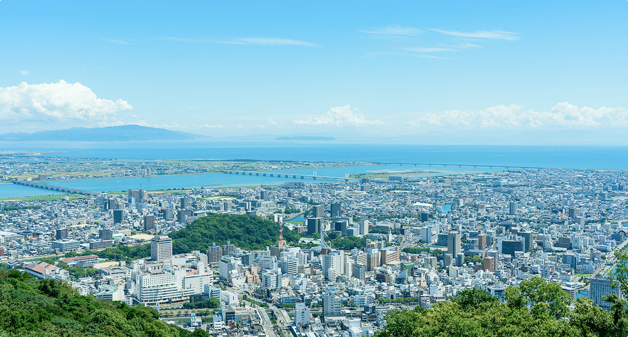 高台から見た愛媛の街並みと海