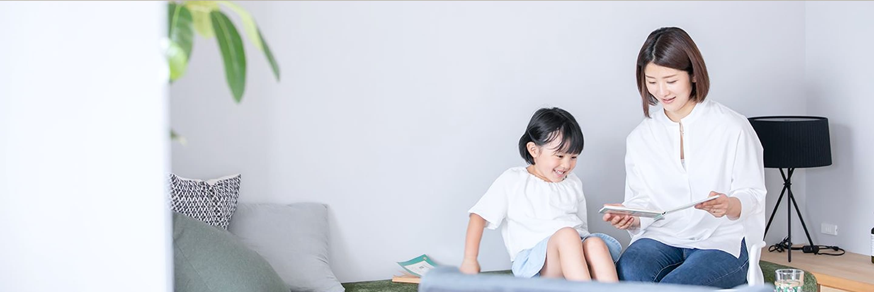 リビングで子どもと過ごす母親