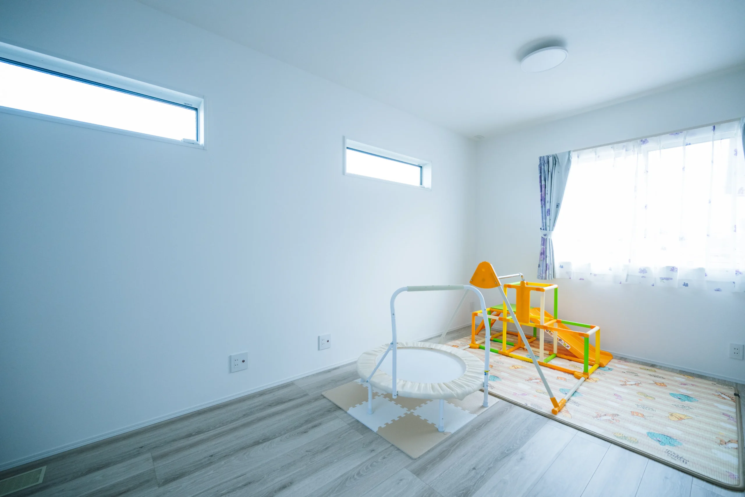 室内と外がゆるやかにつながる開放的な住まい