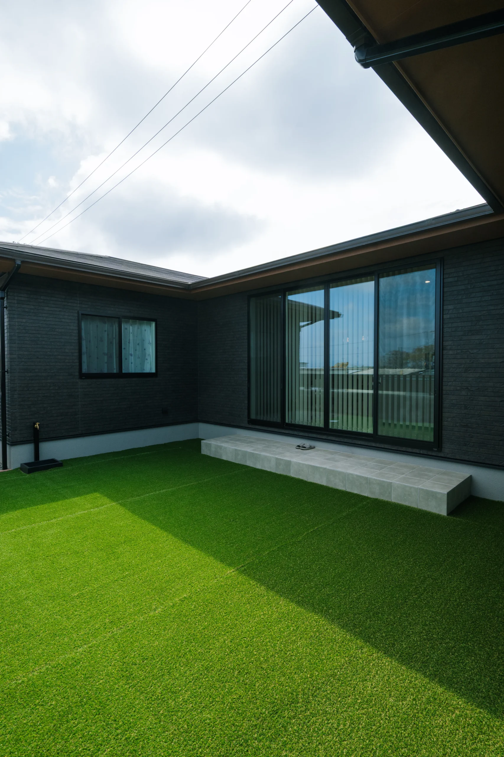 室内と外がゆるやかにつながる開放的な住まい