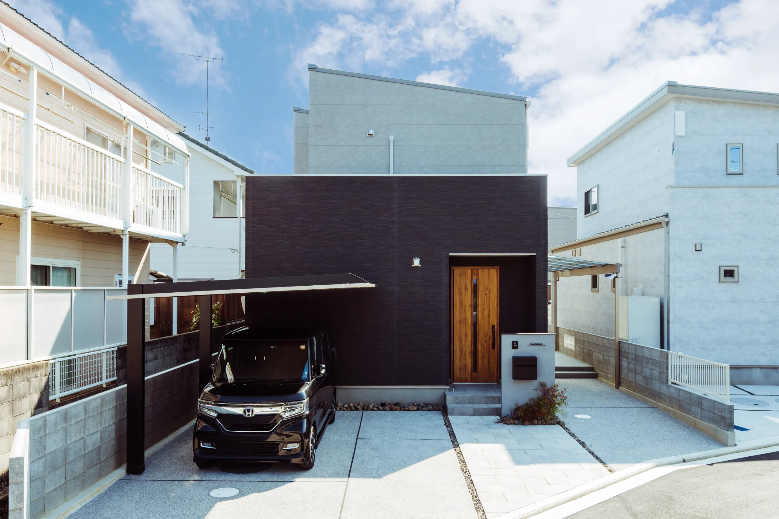 吹き抜けから光が広がる、開放感あふれる住まい。